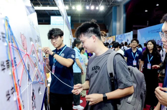 与前来报到的2026级新生及家长们亲