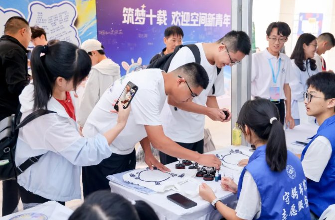 为当天过生日的同学赠送生日礼券