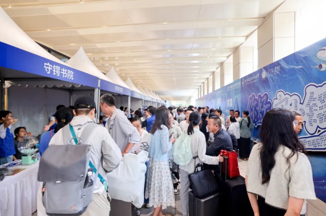 校长王云鹏等校领导来到迎新现场和新生